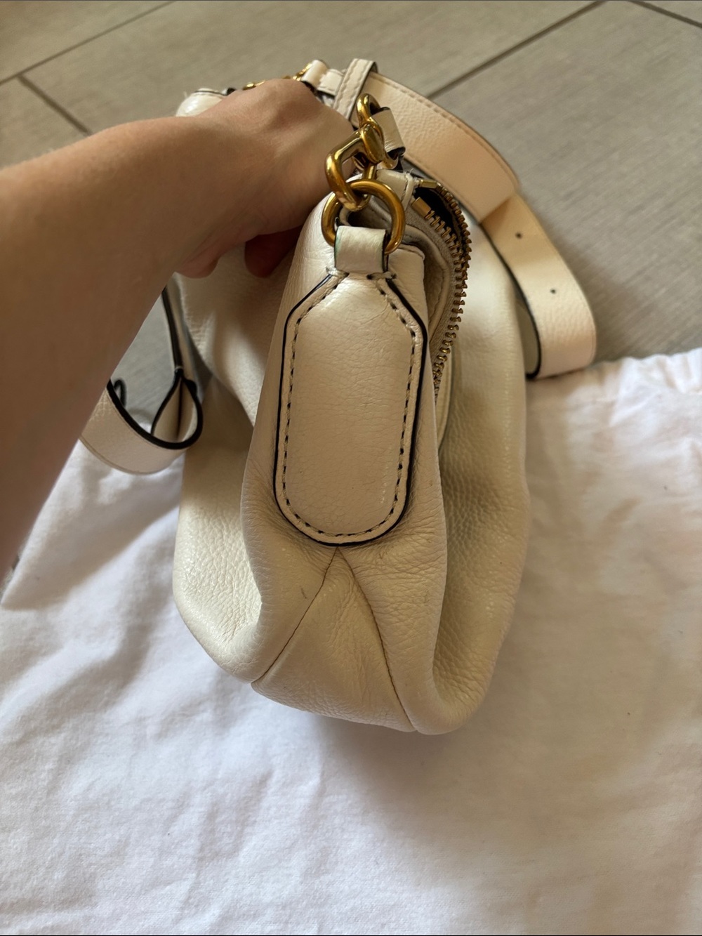 Marc by Marc Jacobs Cream Pebbled Leather Shoulder Bag with Gold Plate - Picture 5 of 10